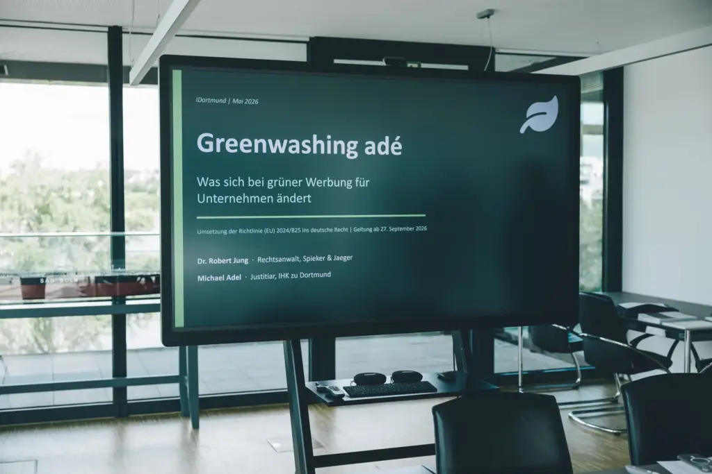 Präsentationsfolie zu Greenwashing in Konferenzraum