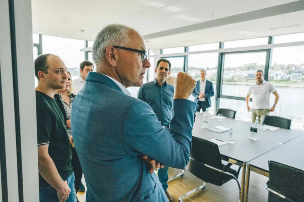Manager spricht zu Team im Konferenzraum