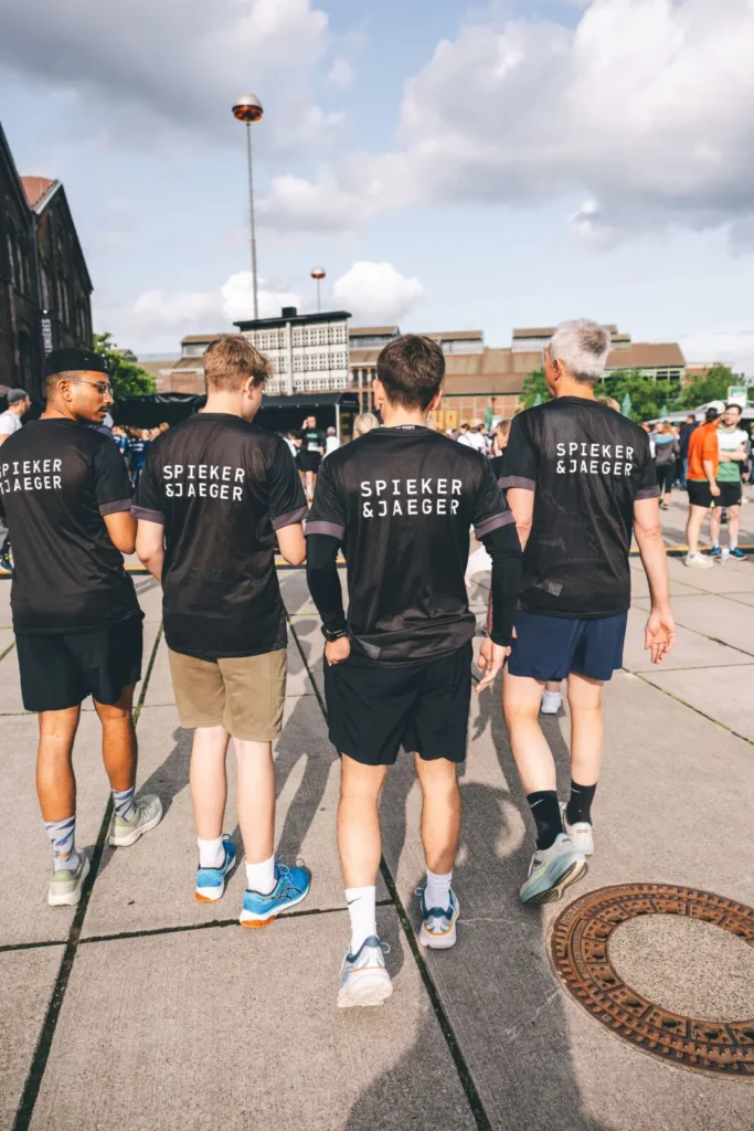 Vier Männer in Sportbekleidung beim Gehen