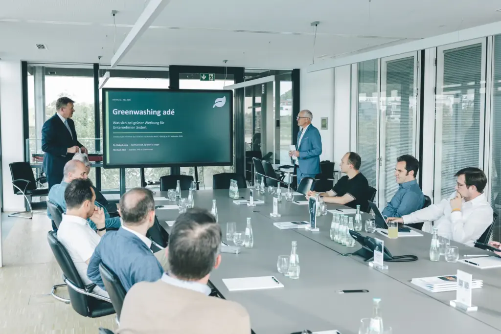Business-Meeting mit Präsentation zu Greenwashing im Konferenzraum