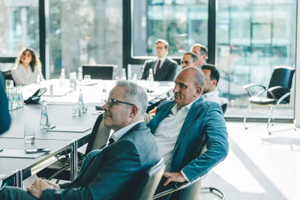 Geschäftsleute in moderner Konferenz bei Meeting