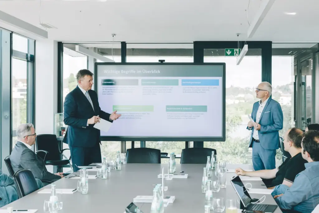 Geschäftspräsentation zu Nachhaltigkeit im modernen Konferenzraum