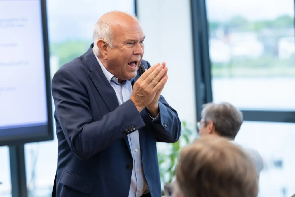 Mann spricht leidenschaftlich in einem Meeting.
