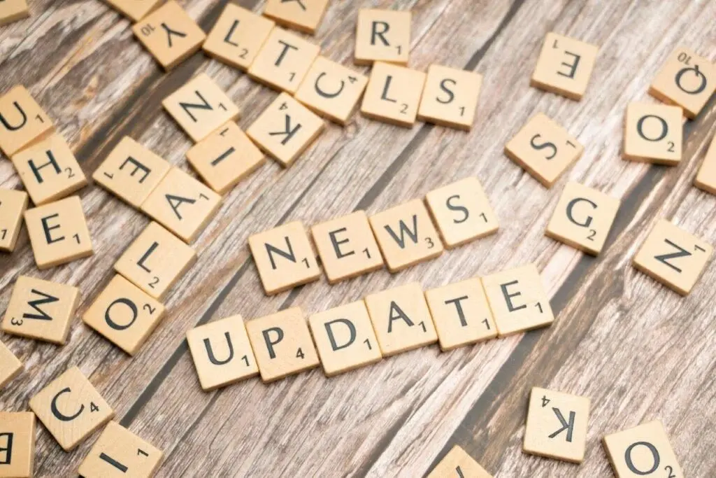 Scrabble-Buchstaben mit Neuigkeiten und Updates