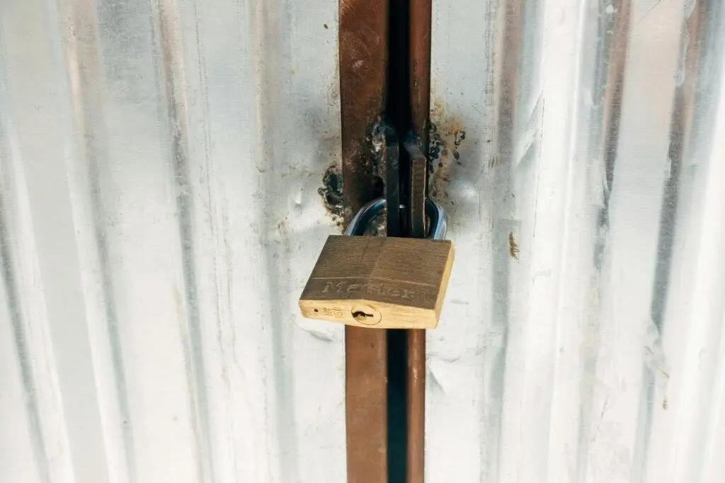 Ein verschlossener Metallverschluss an einer Tür.