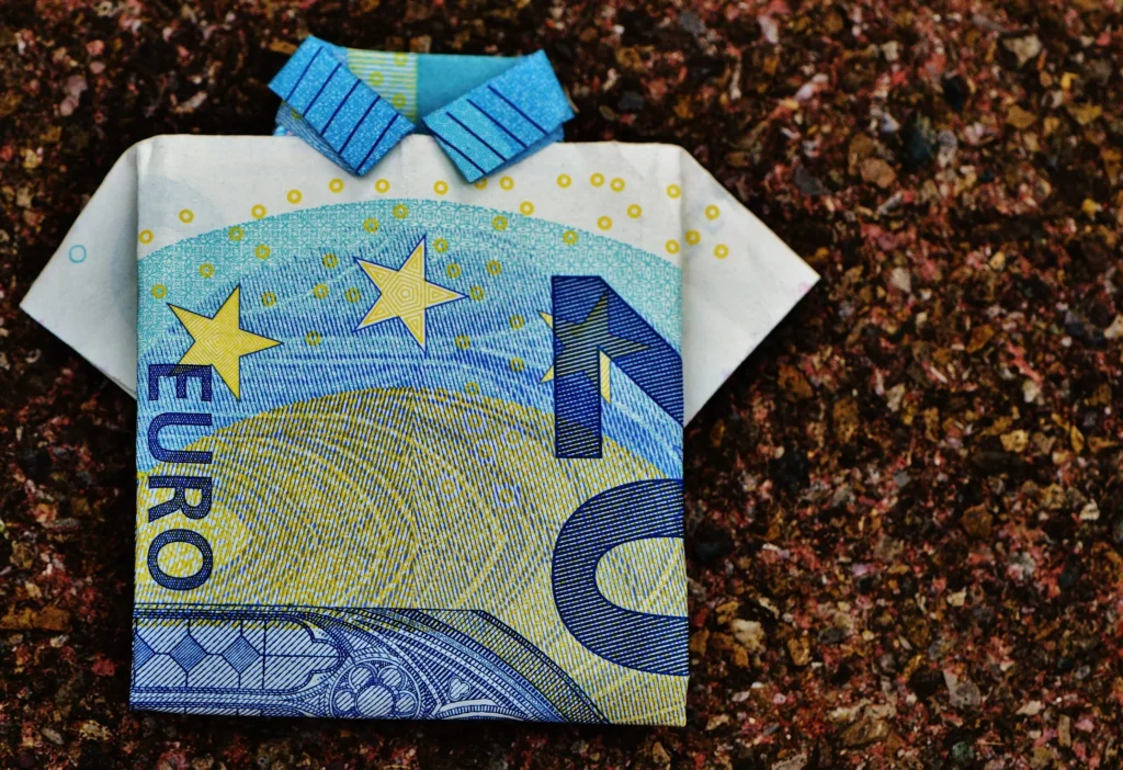 Origami-T-Shirt aus einem 10-Euro-Schein
