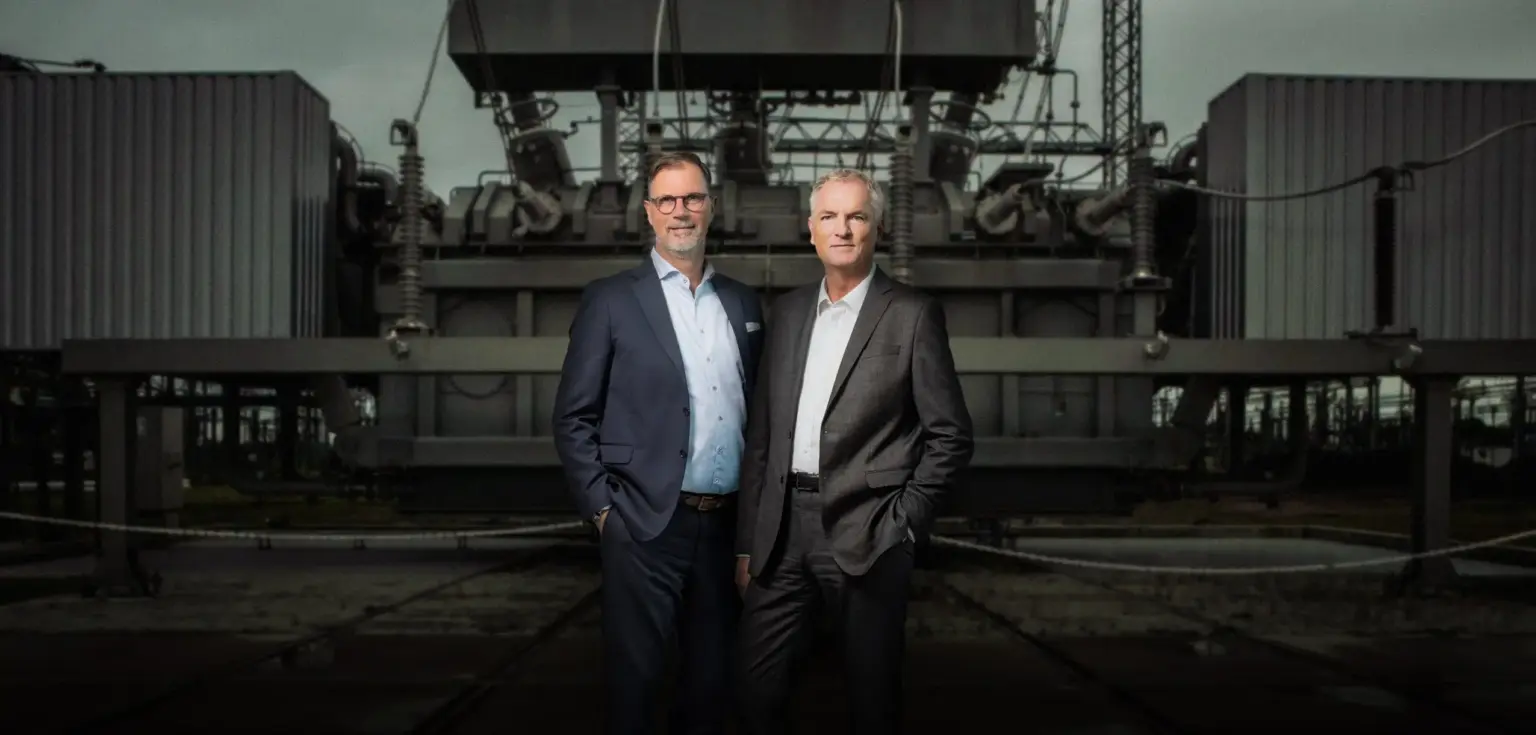 Zwei Männer vor einem Transformator