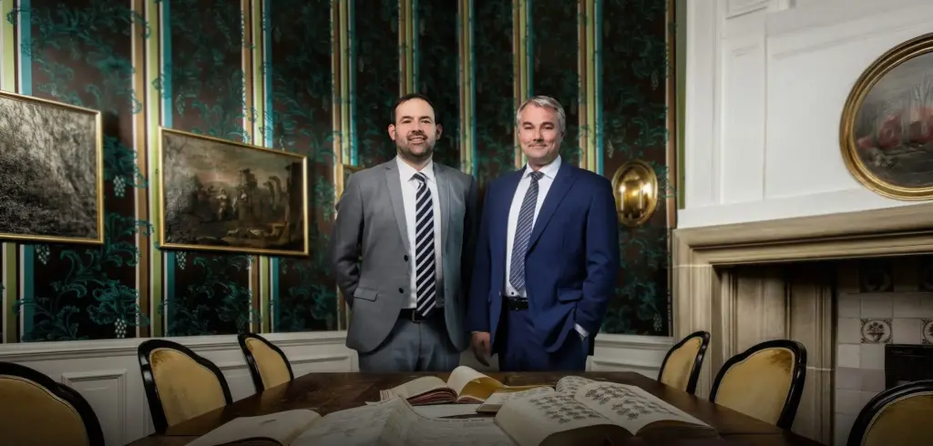 Zwei Männer in eleganter Kleidung im Raum