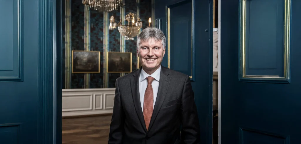 Person steht in einem eleganten Innenraum