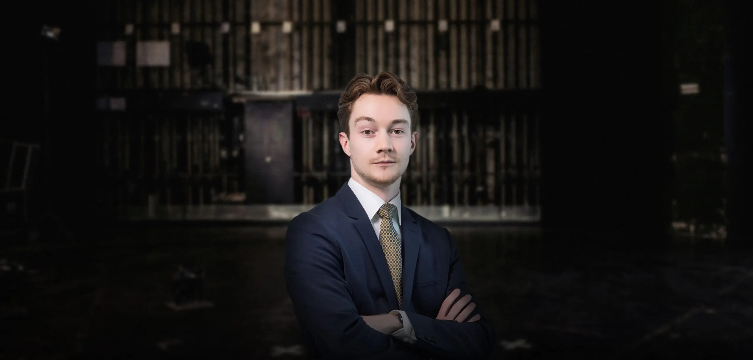 Junger Mann in Anzug vor Bühne