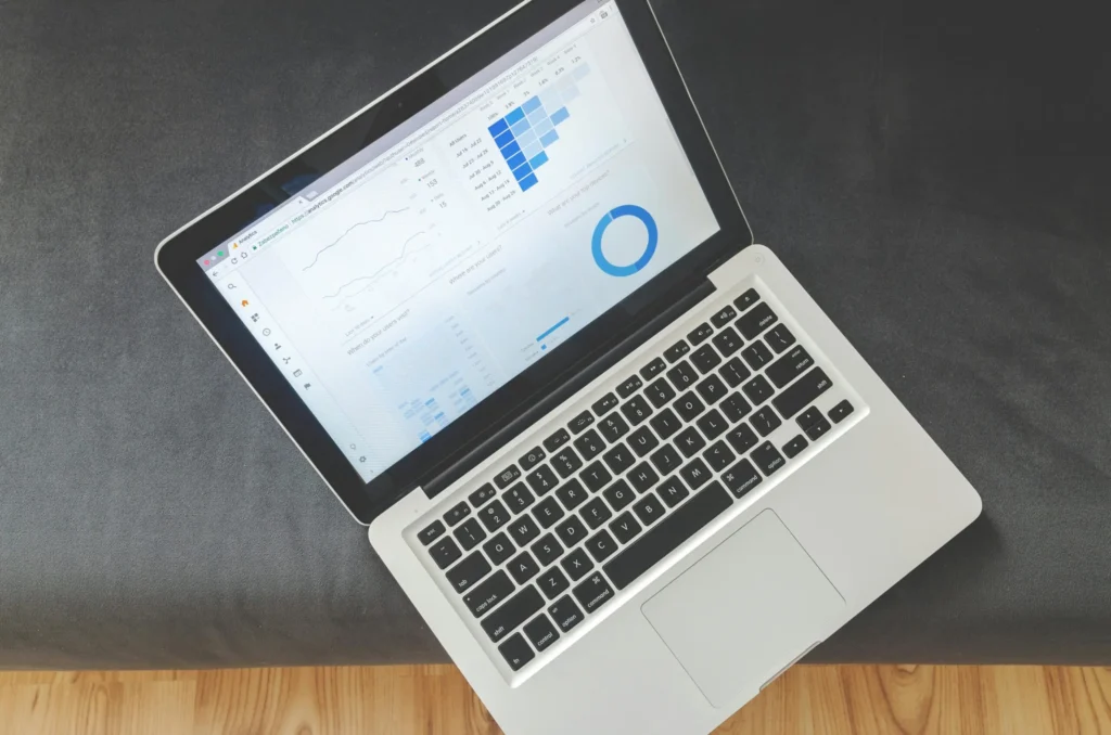 Laptop mit Datenanalyse auf dem Bildschirm
