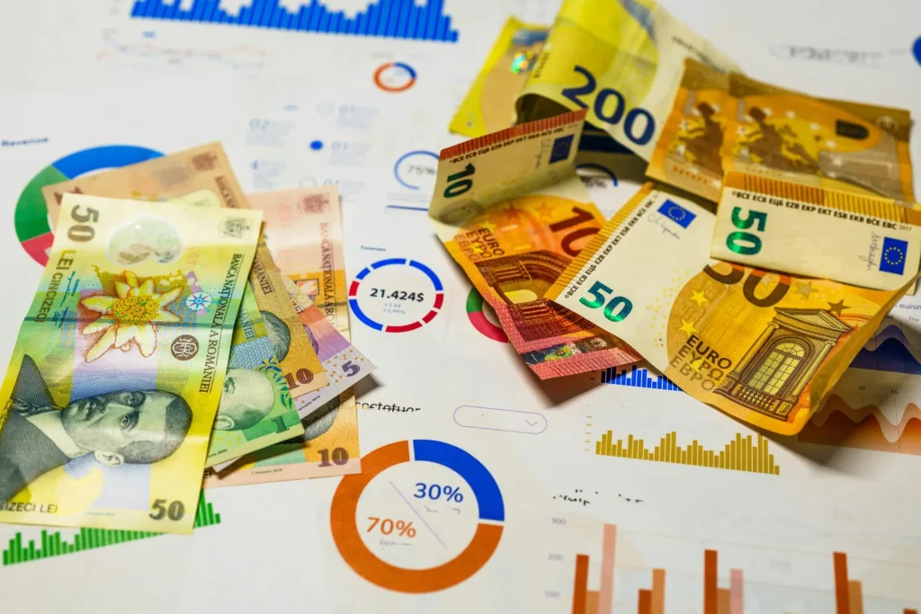 Verschiedene Geldscheine auf Finanzdiagrammen