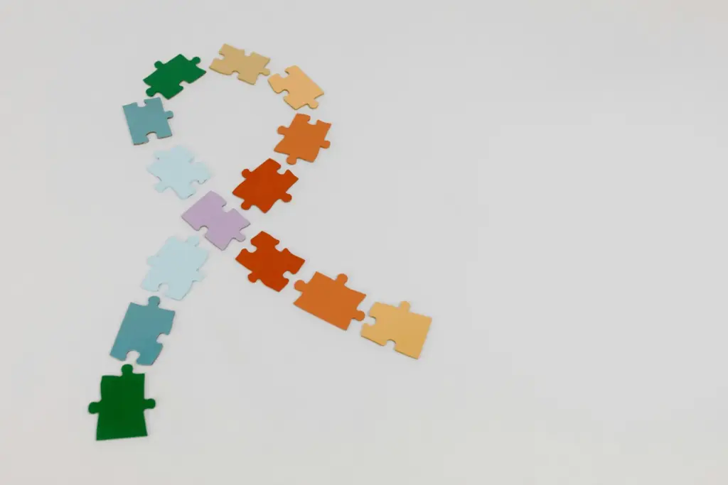 Bunte Puzzlestücke auf hellem Hintergrund.