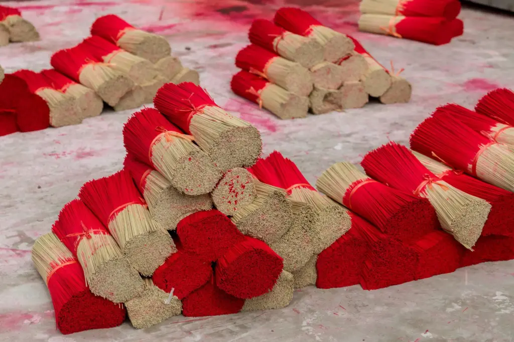 Bunte Räucherstäbchen in verschiedenen Stapeln.