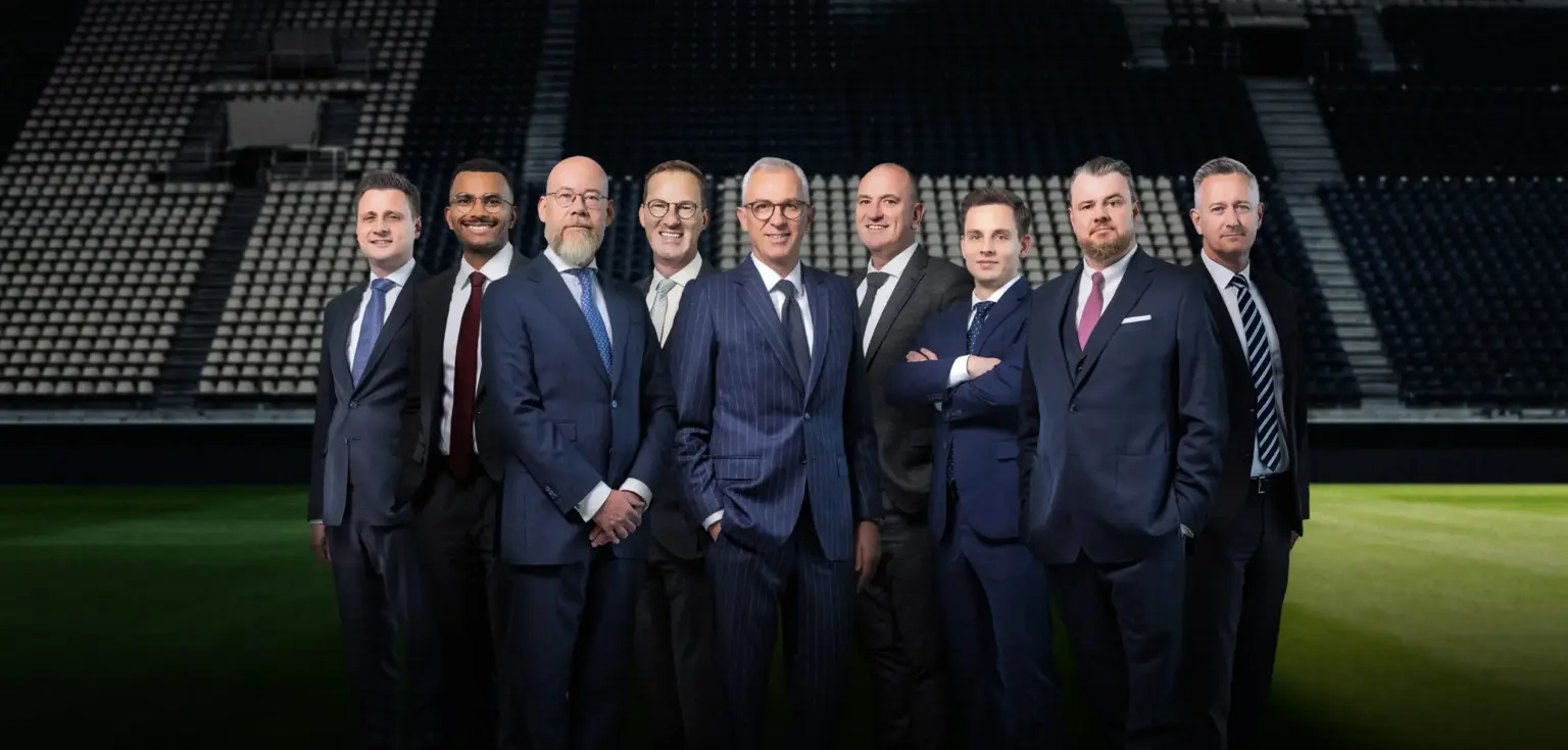 Gruppenshooting von Geschäftsleuten im Stadion