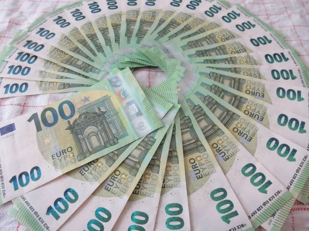 Fan of 100 euro banknotes arranged in circle