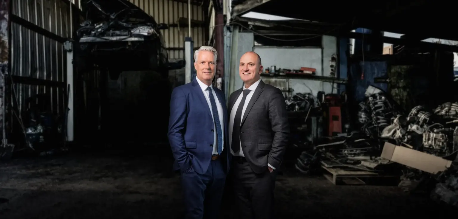 Zwei Männer in einer Werkstatt