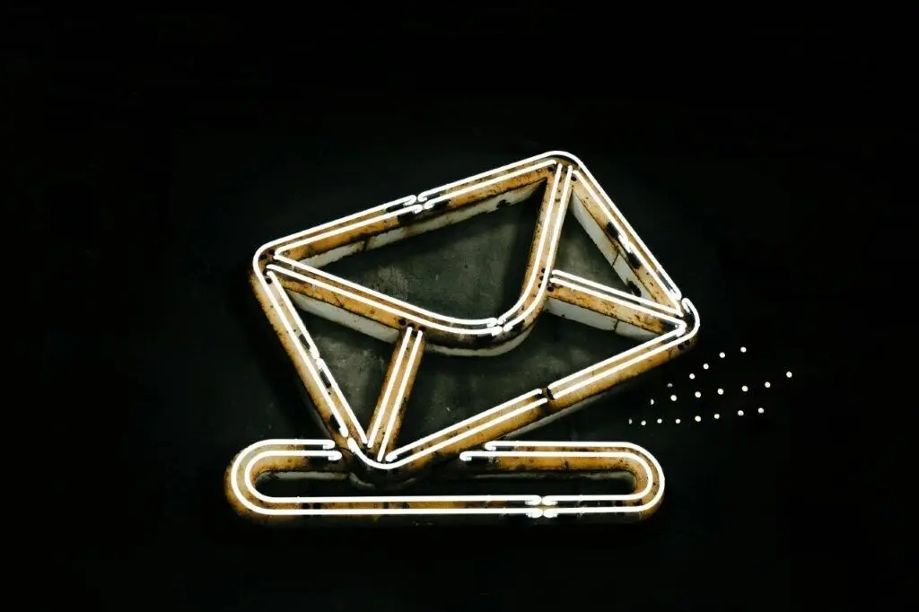 Neon-Illustration eines Briefumschlags